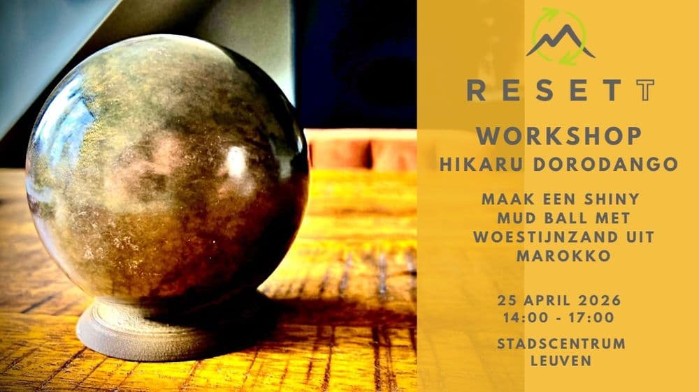 Shiny mud balls gemaakt met woestijnzand